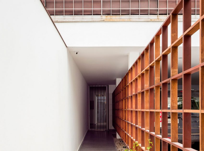 An Airy and Cheerful House with Vibrant Pops of Color in São Paulo by Pascali Semerdjian Architects (4)