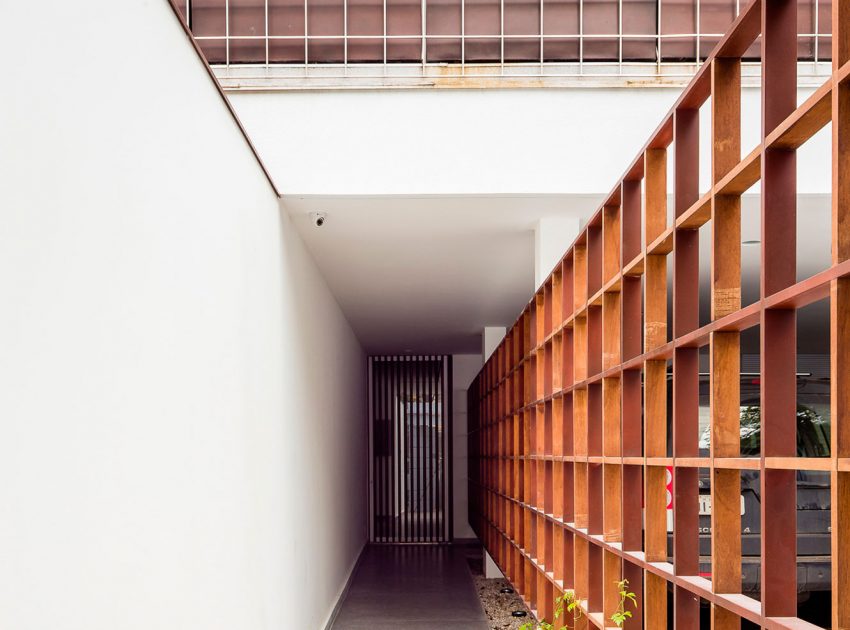 An Airy and Cheerful House with Vibrant Pops of Color in São Paulo by Pascali Semerdjian Architects (4)