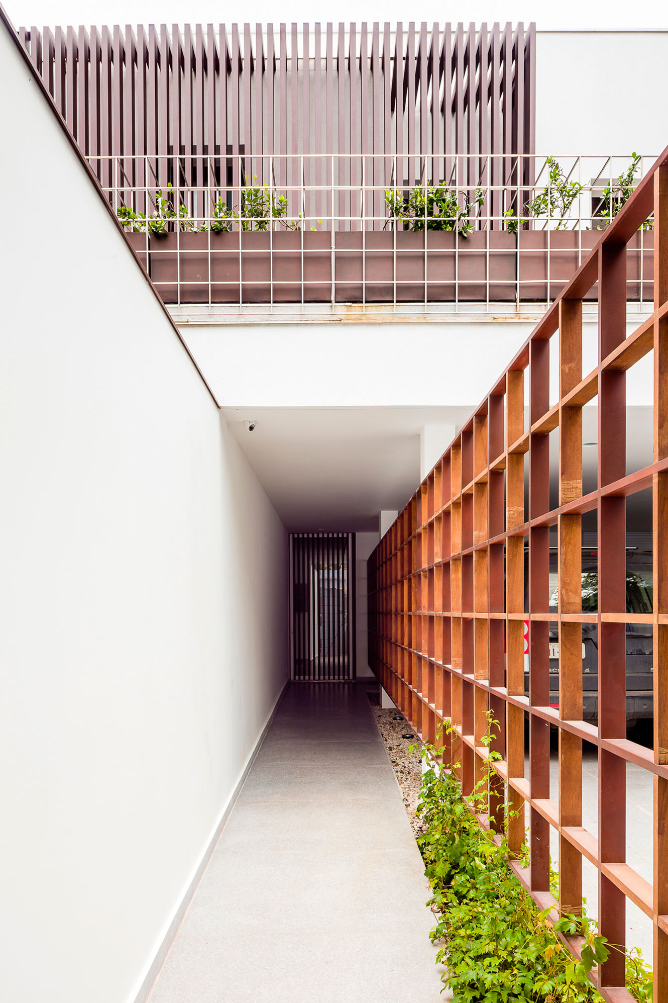 An Airy and Cheerful House with Vibrant Pops of Color in São Paulo by Pascali Semerdjian Architects (4)