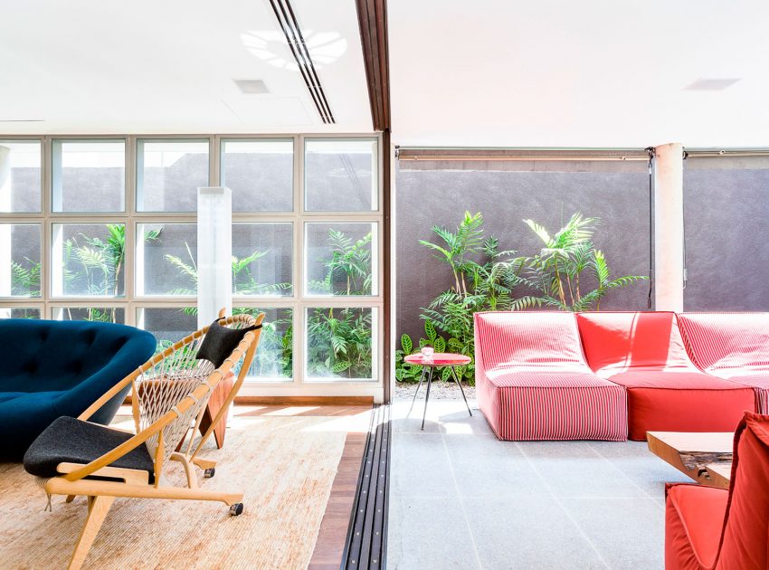 An Airy and Cheerful House with Vibrant Pops of Color in São Paulo by Pascali Semerdjian Architects (5)