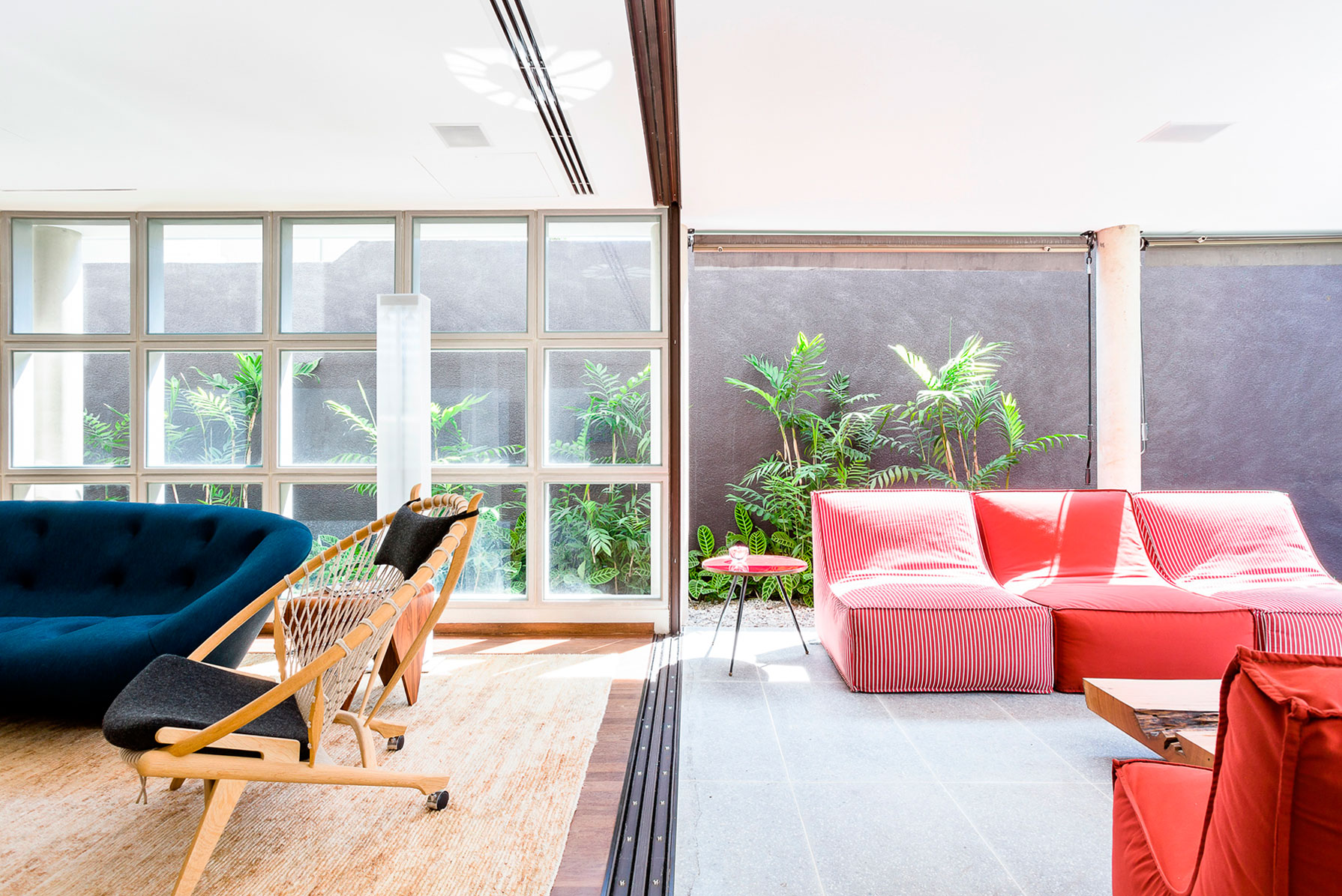 An Airy and Cheerful House with Vibrant Pops of Color in São Paulo by Pascali Semerdjian Architects (5)