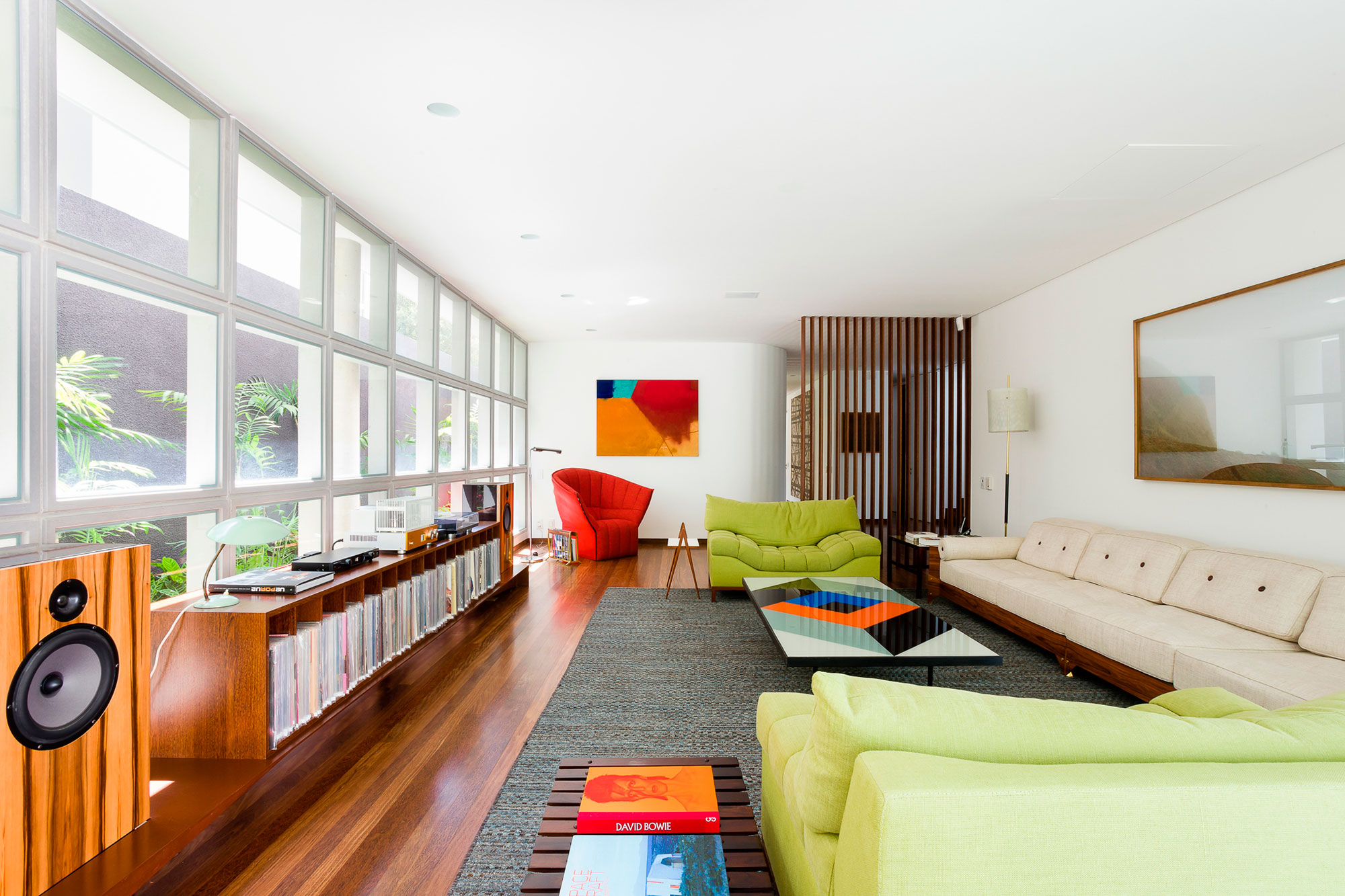 An Airy and Cheerful House with Vibrant Pops of Color in São Paulo by Pascali Semerdjian Architects (8)