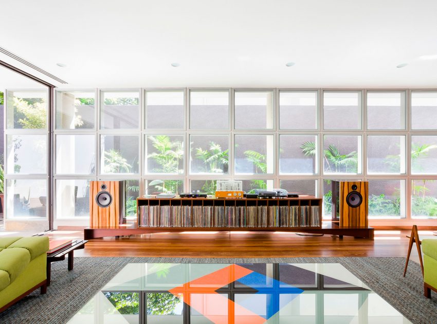 An Airy and Cheerful House with Vibrant Pops of Color in São Paulo by Pascali Semerdjian Architects (9)