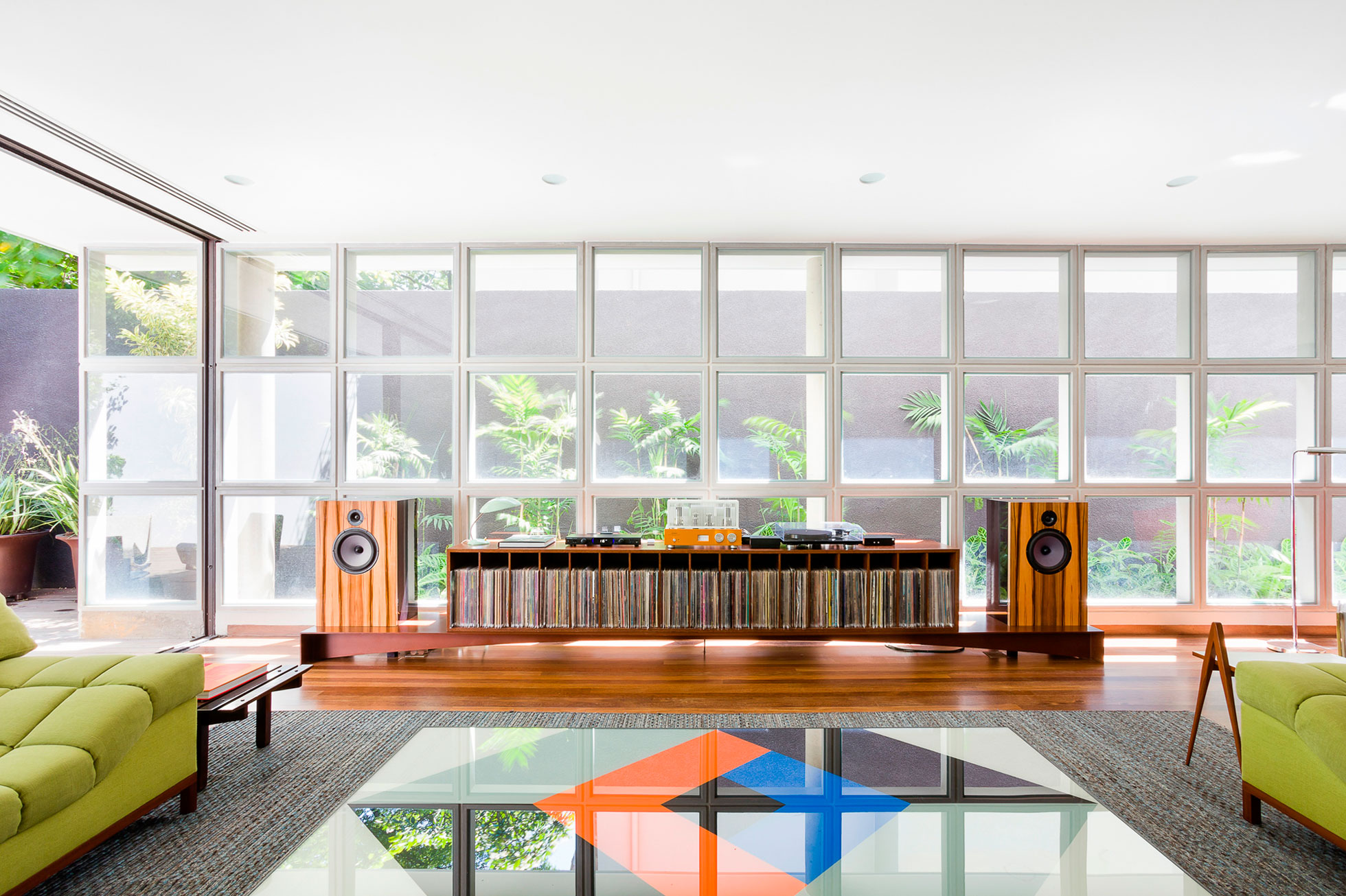 An Airy and Cheerful House with Vibrant Pops of Color in São Paulo by Pascali Semerdjian Architects (9)