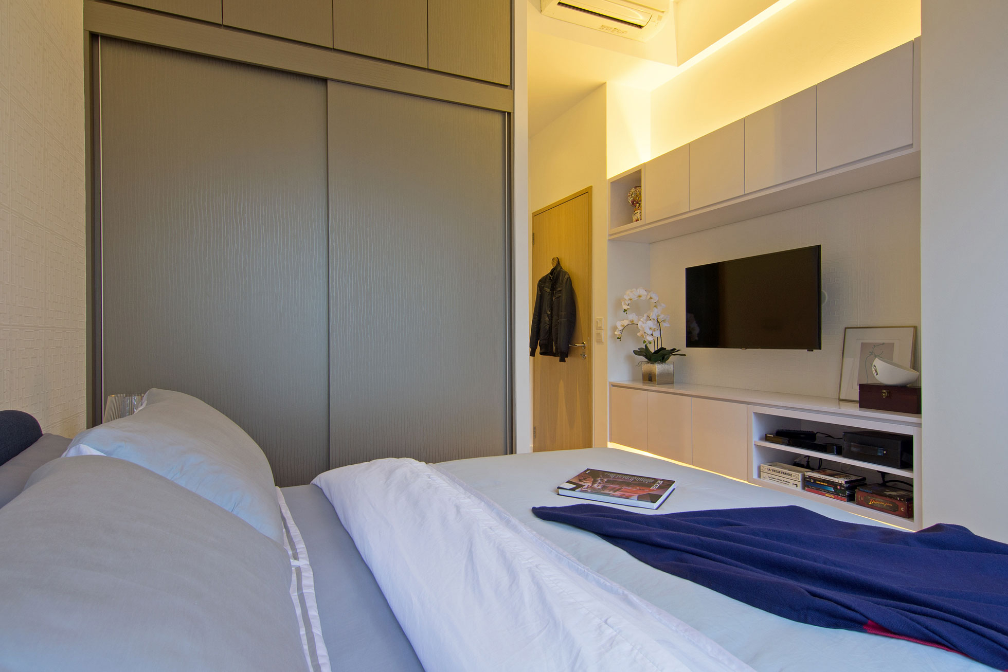 An Eclectic and Stylish Apartment with Functional Elements in Singapore by KNQ Associates (12)