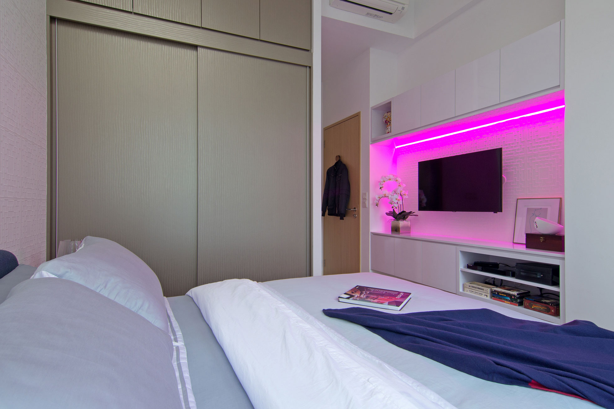 An Eclectic and Stylish Apartment with Functional Elements in Singapore by KNQ Associates (13)