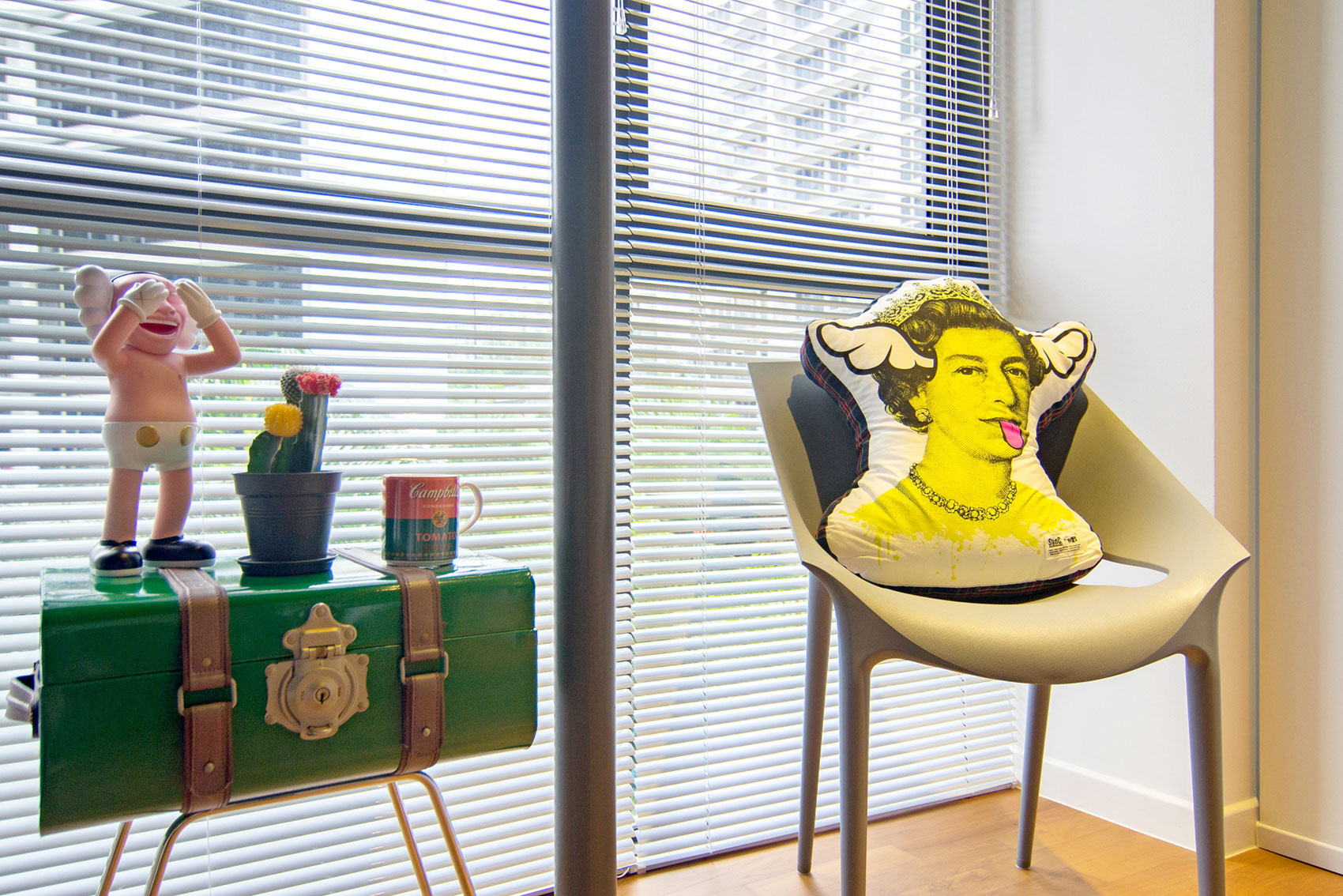 An Eclectic and Stylish Apartment with Functional Elements in Singapore by KNQ Associates (21)