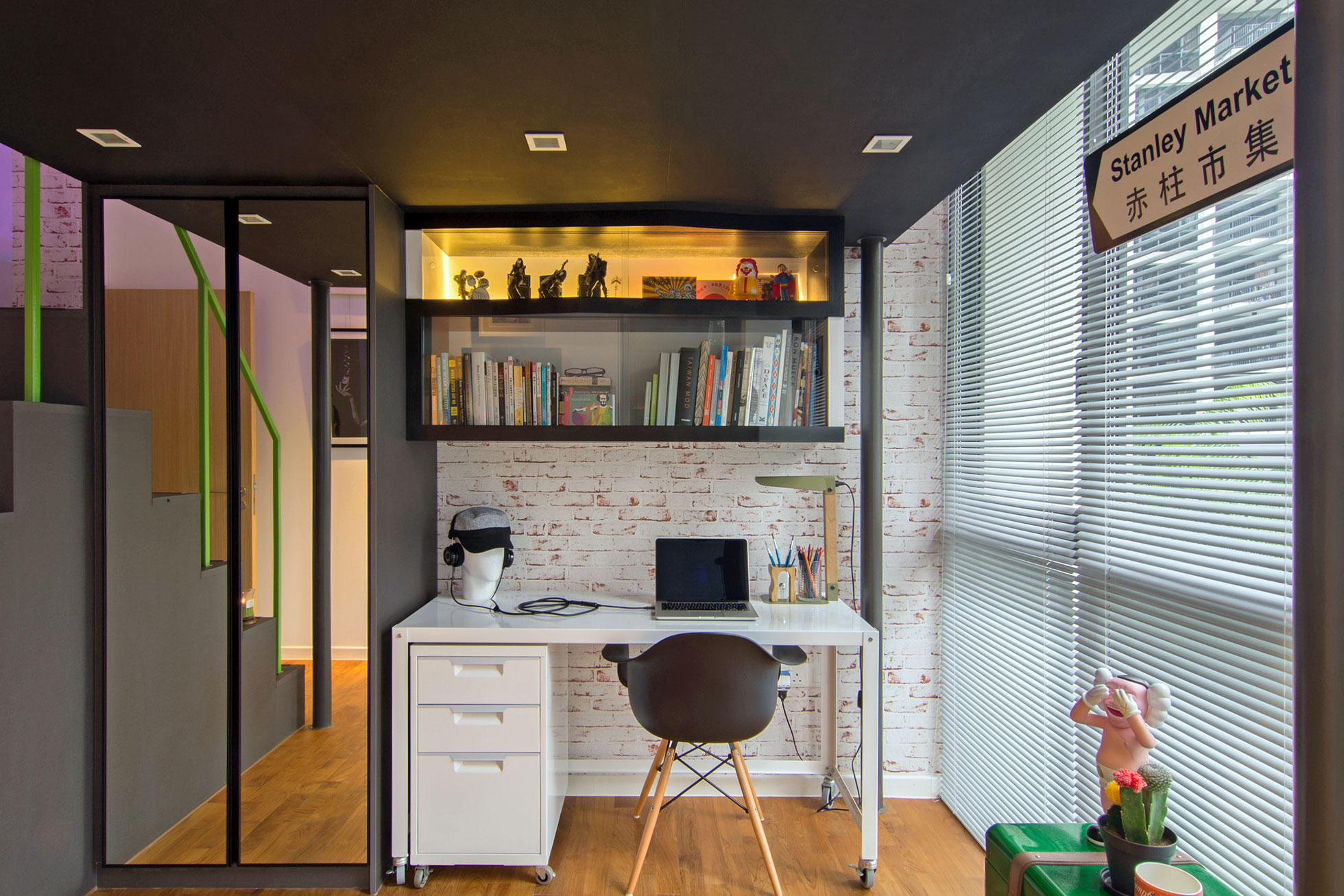 An Eclectic and Stylish Apartment with Functional Elements in Singapore by KNQ Associates (22)