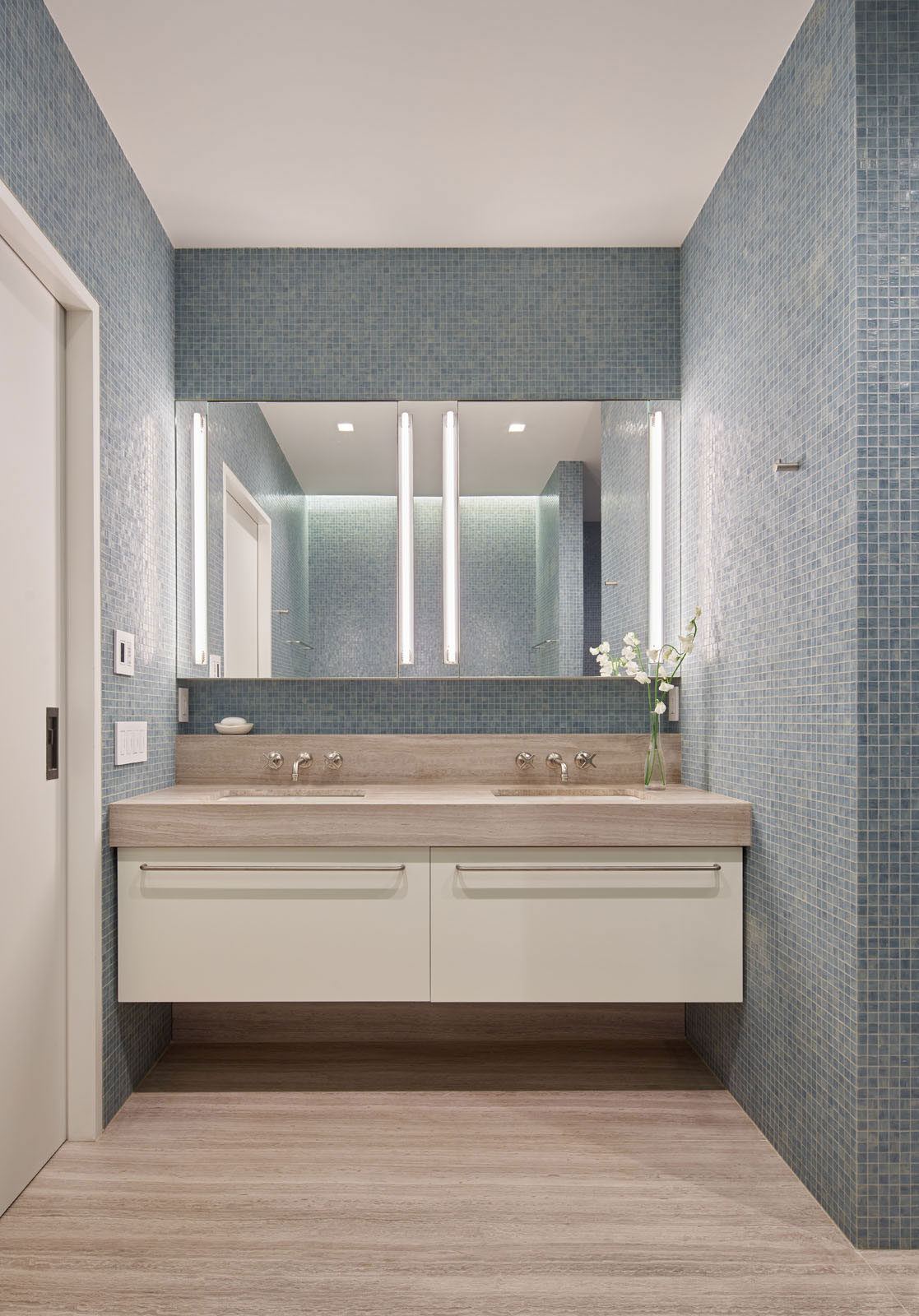 An Elegant Apartment Full of Style and Comfort in Tribeca, New York City by Gluckman Tang Architects (9)