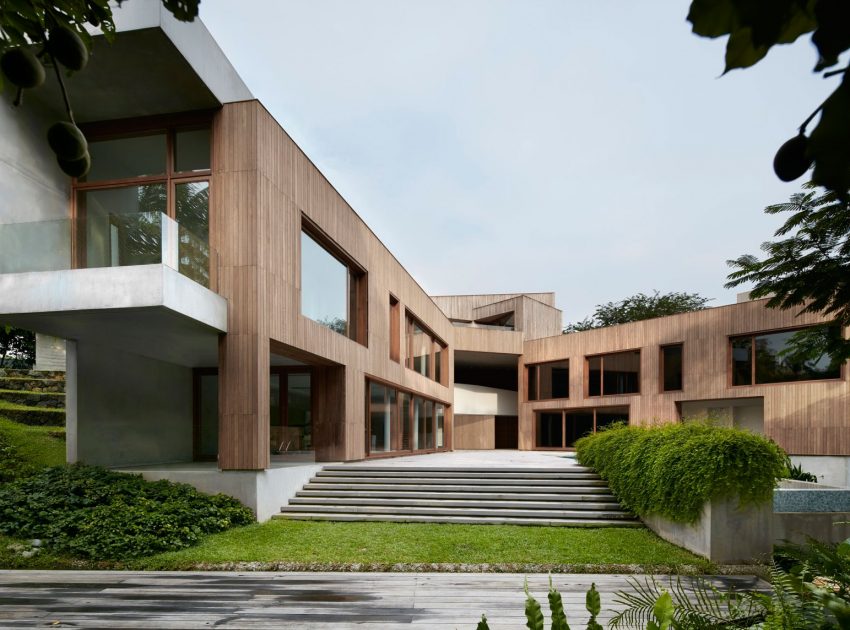 An Elegant Green Home Surrounded by Lush Tropical Landscaping in Singapore by Tsao & McKown Architects (1)