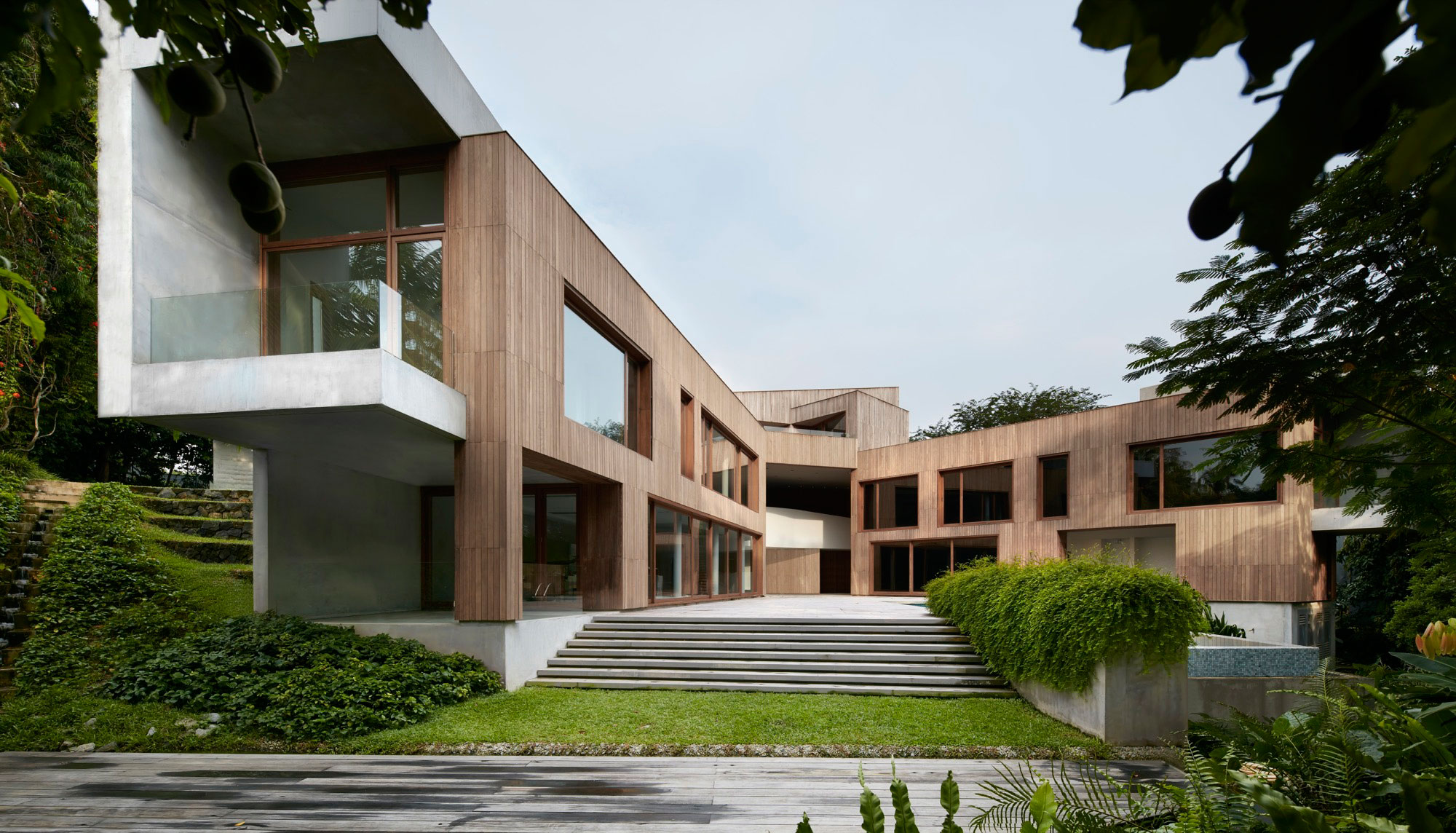 An Elegant Green Home Surrounded by Lush Tropical Landscaping in Singapore by Tsao & McKown Architects (1)