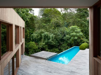 An Elegant Green Home Surrounded by Lush Tropical Landscaping in Singapore by Tsao & McKown Architects (10)