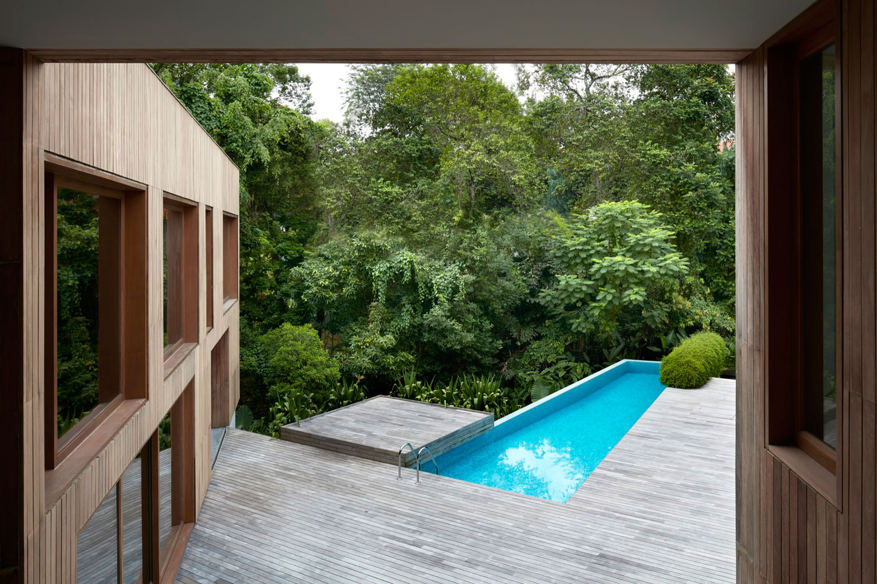 An Elegant Green Home Surrounded by Lush Tropical Landscaping in Singapore by Tsao & McKown Architects (10)