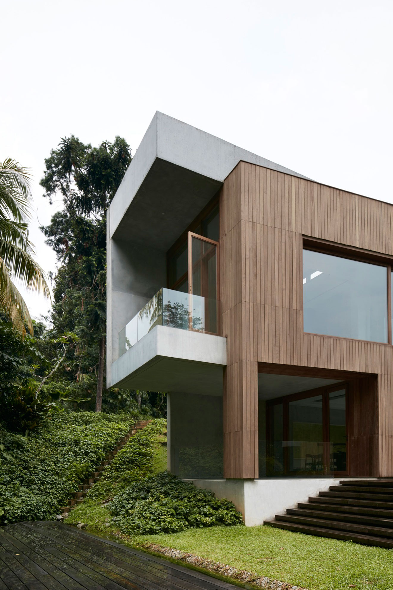 An Elegant Green Home Surrounded by Lush Tropical Landscaping in Singapore by Tsao & McKown Architects (3)
