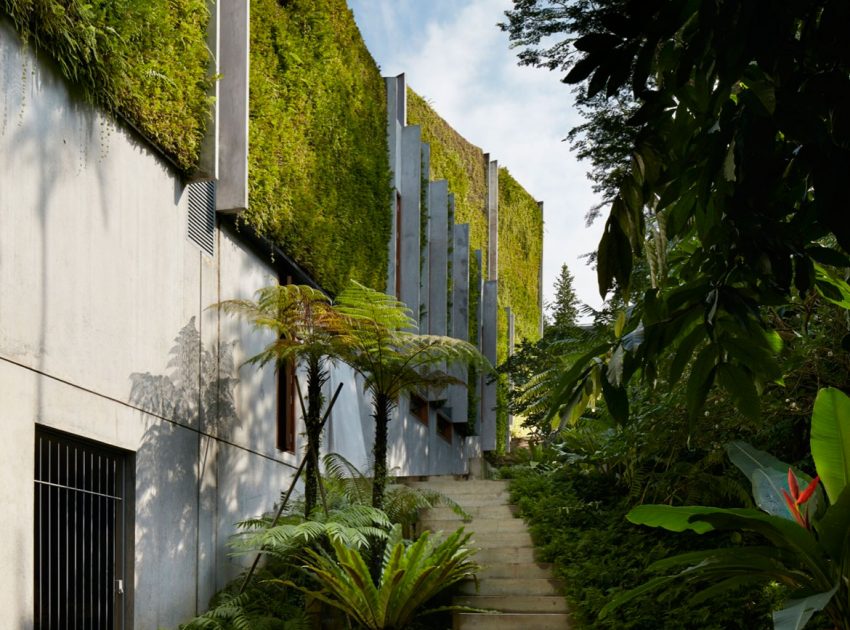 An Elegant Green Home Surrounded by Lush Tropical Landscaping in Singapore by Tsao & McKown Architects (4)