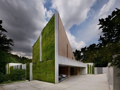 An Elegant Green Home Surrounded by Lush Tropical Landscaping in Singapore by Tsao & McKown Architects (6)