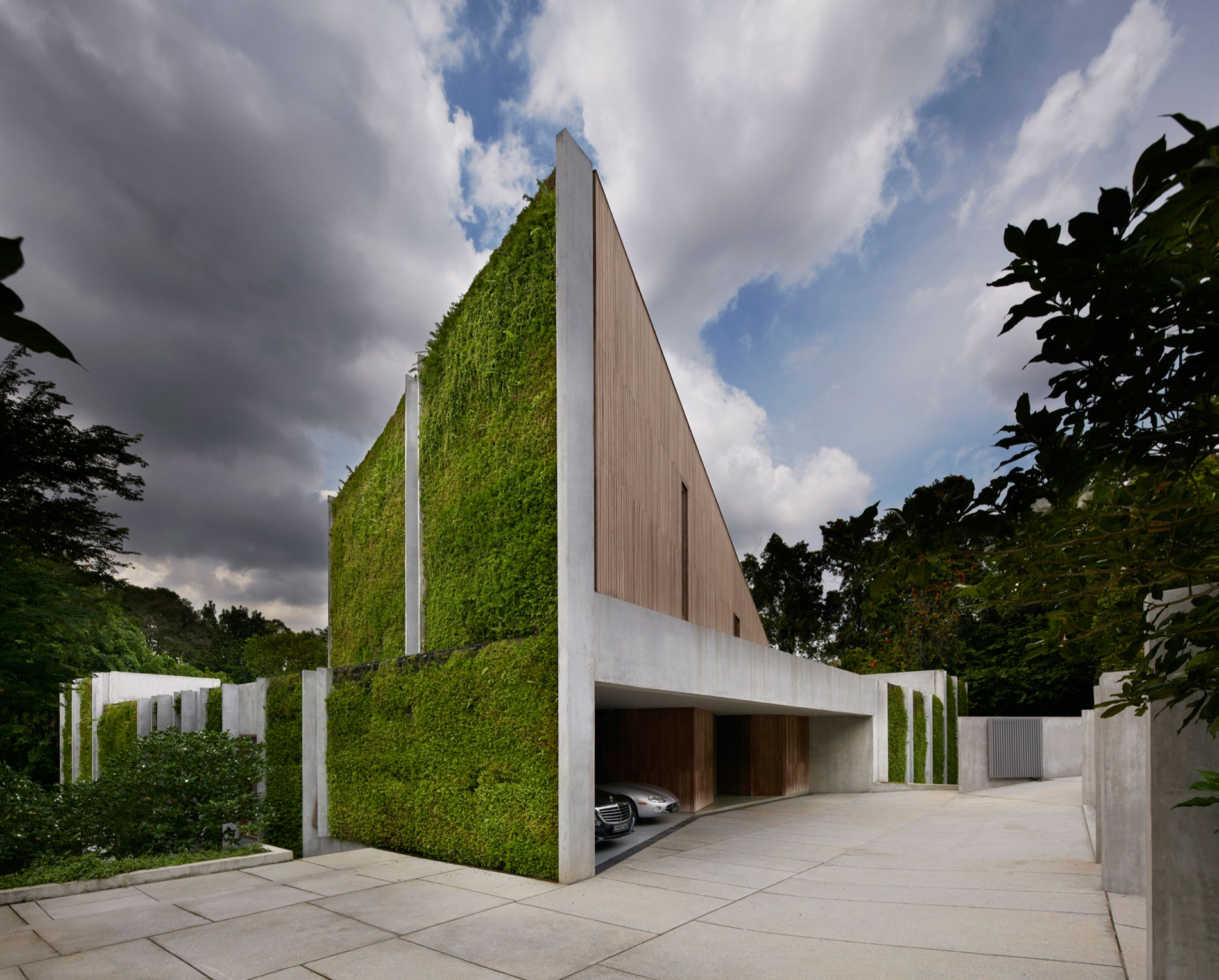 An Elegant Green Home Surrounded by Lush Tropical Landscaping in Singapore by Tsao & McKown Architects (6)