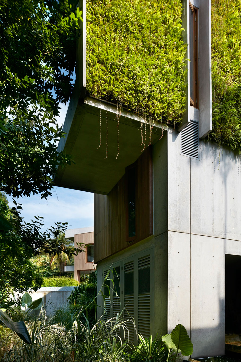 An Elegant Green Home Surrounded by Lush Tropical Landscaping in Singapore by Tsao & McKown Architects (7)