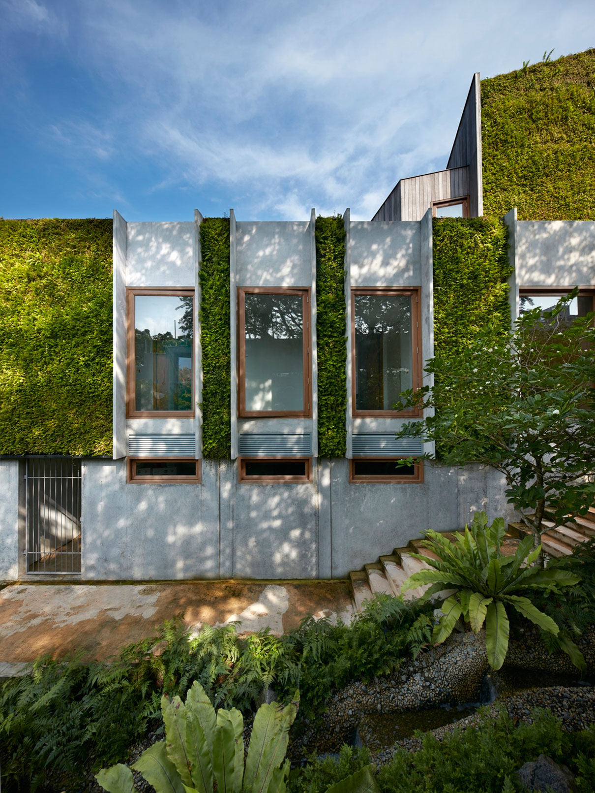 An Elegant Green Home Surrounded by Lush Tropical Landscaping in Singapore by Tsao & McKown Architects (8)