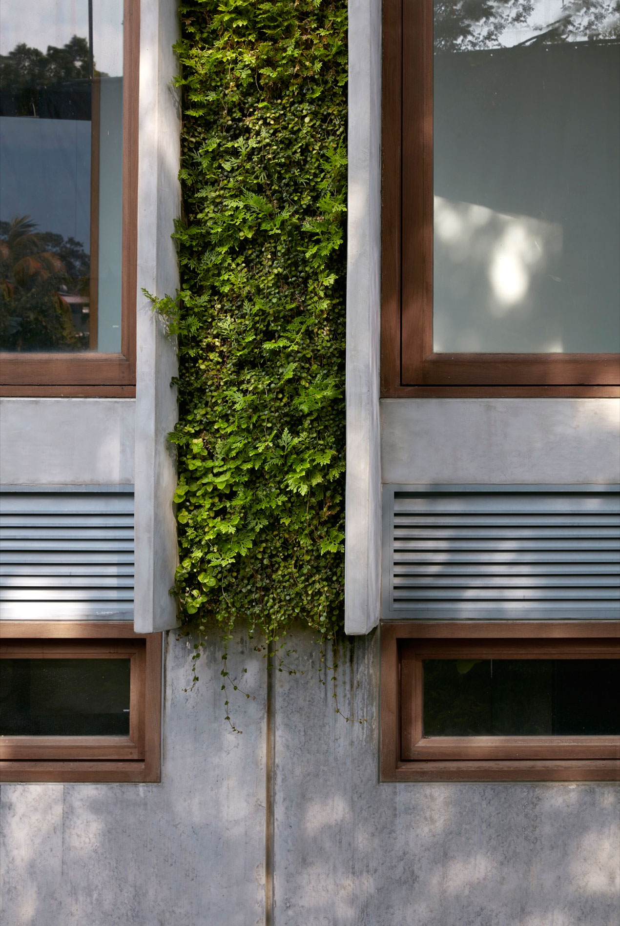 An Elegant Green Home Surrounded by Lush Tropical Landscaping in Singapore by Tsao & McKown Architects (9)