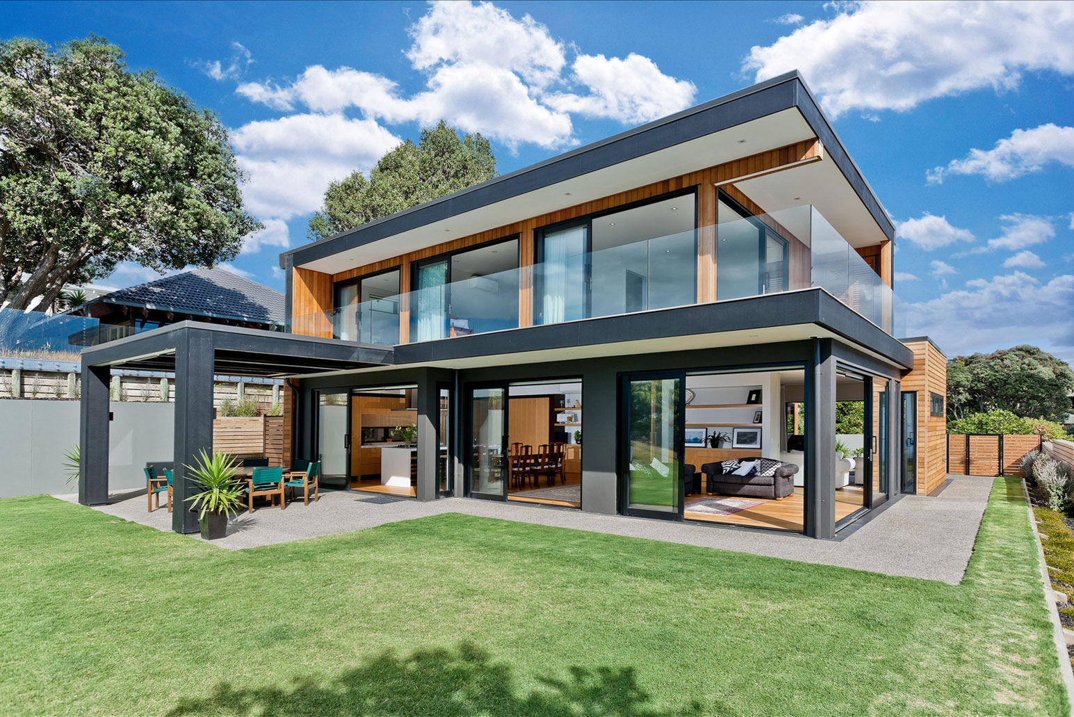 A Stunning and Elegant Modern Home with Views Over the Bay in Auckland by Creative Arch (1)