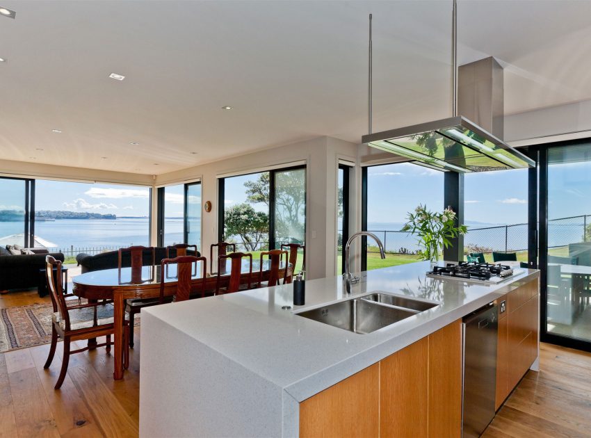 A Stunning and Elegant Modern Home with Views Over the Bay in Auckland by Creative Arch (10)