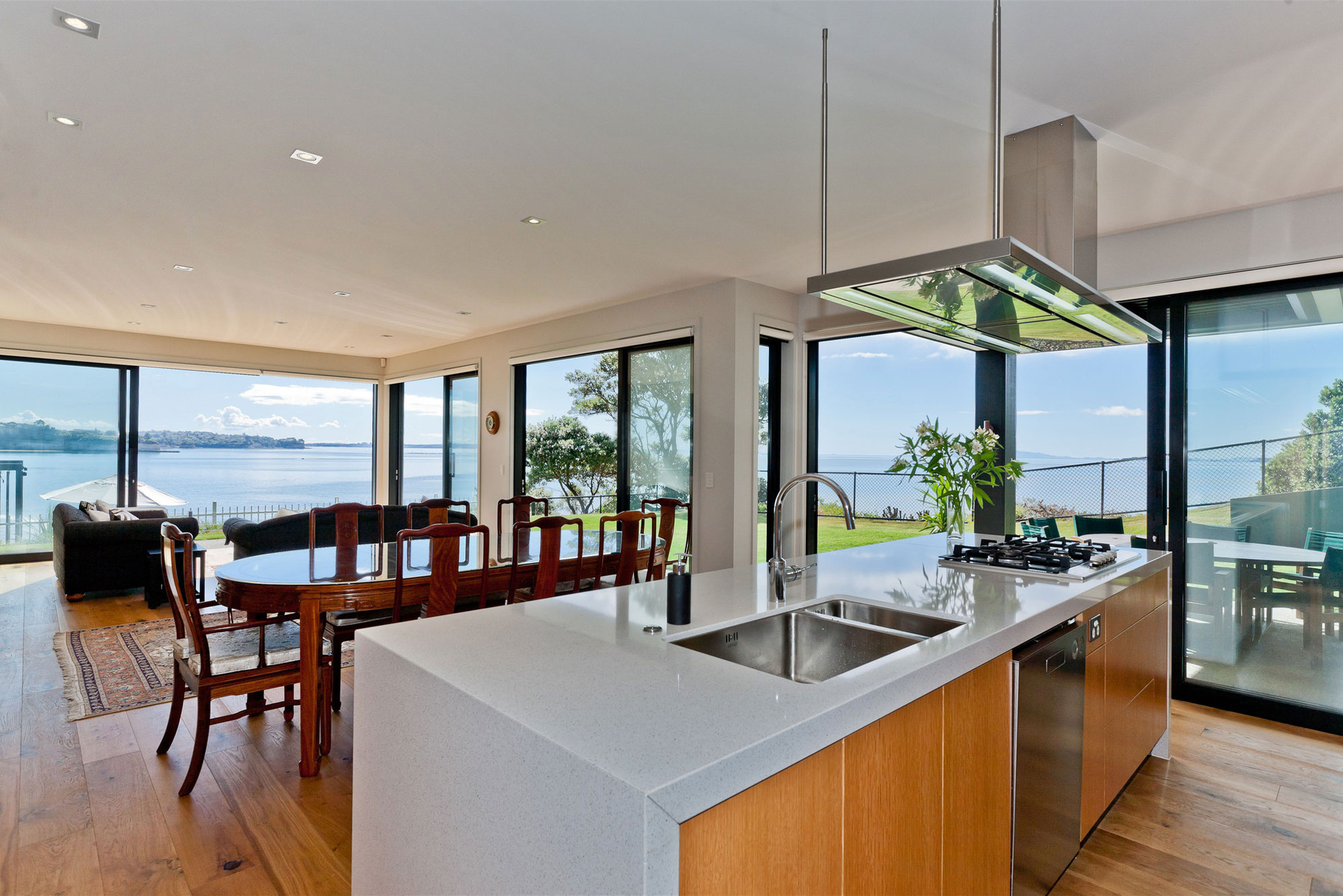 A Stunning and Elegant Modern Home with Views Over the Bay in Auckland by Creative Arch (10)