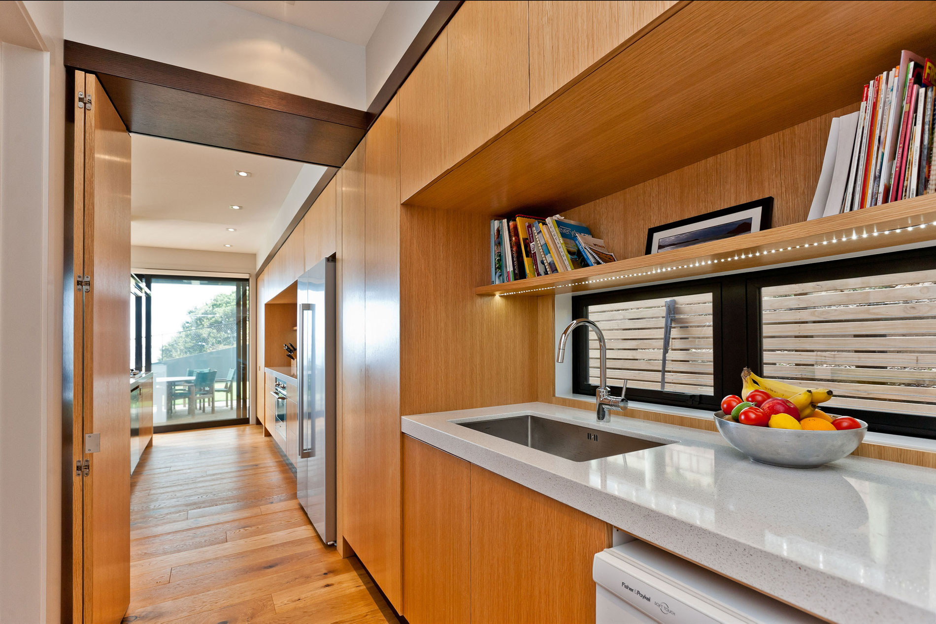 A Stunning and Elegant Modern Home with Views Over the Bay in Auckland by Creative Arch (11)