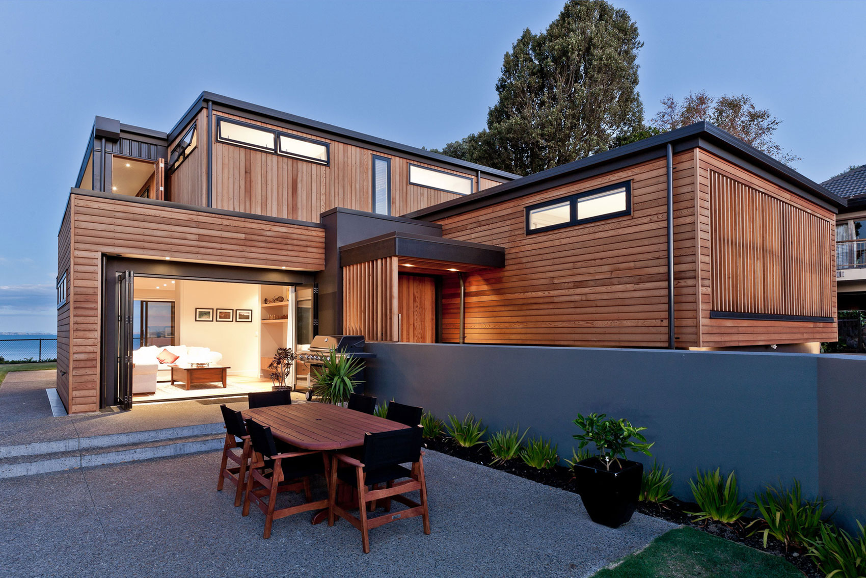 A Stunning and Elegant Modern Home with Views Over the Bay in Auckland by Creative Arch (15)