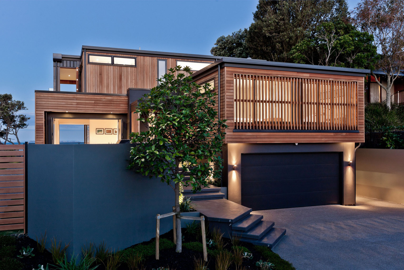 A Stunning and Elegant Modern Home with Views Over the Bay in Auckland by Creative Arch (17)