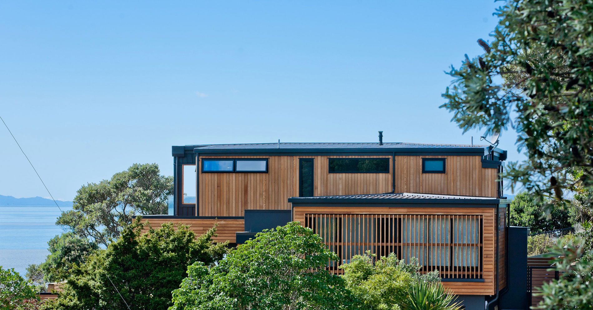 A Stunning and Elegant Modern Home with Views Over the Bay in Auckland by Creative Arch (2)