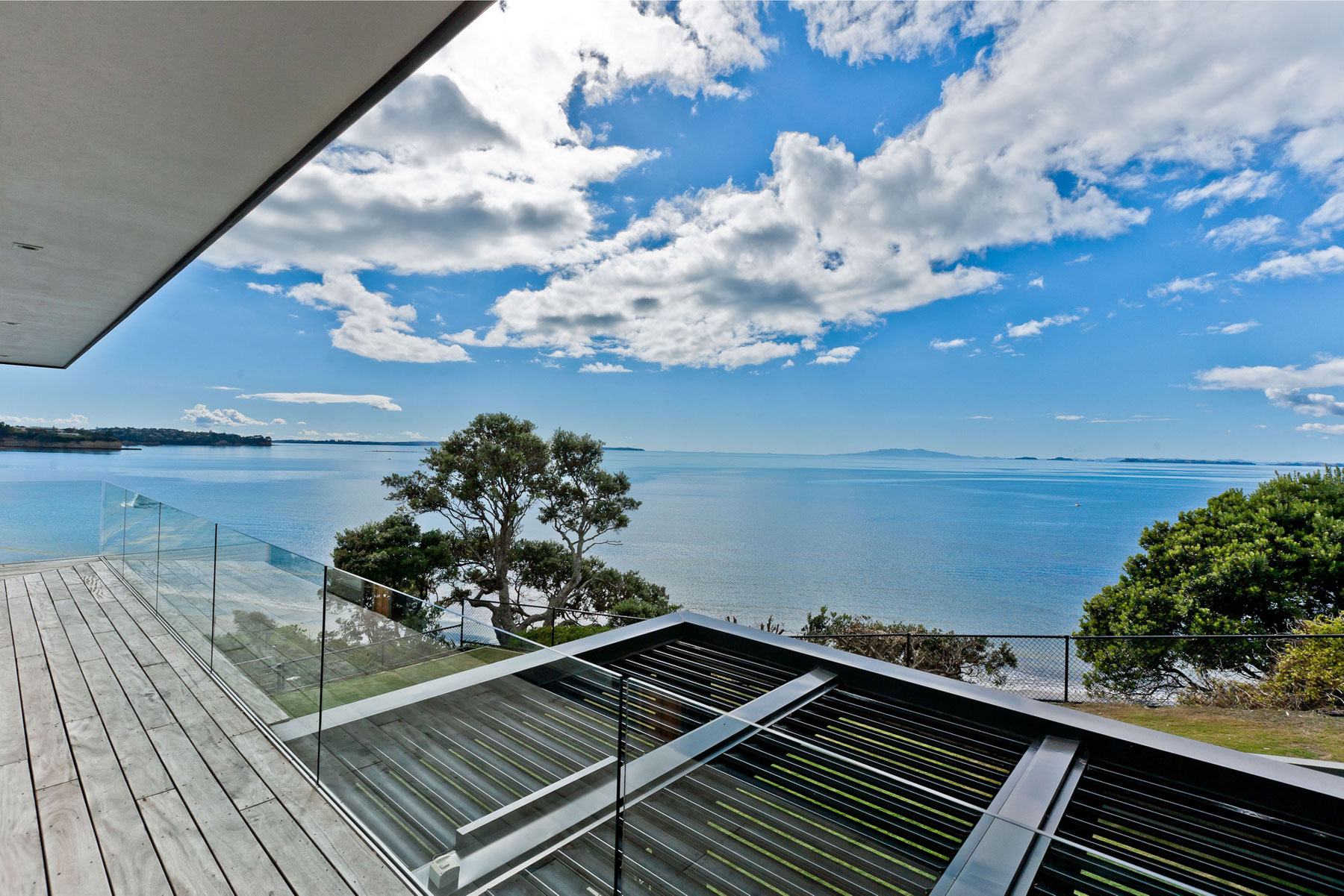 A Stunning and Elegant Modern Home with Views Over the Bay in Auckland by Creative Arch (4)