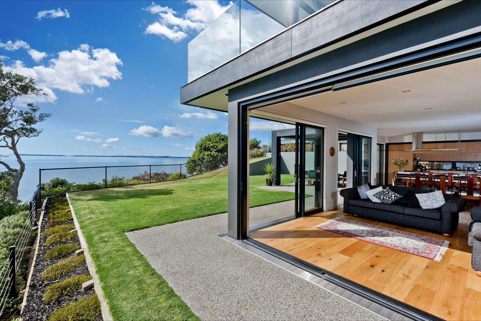 A Stunning and Elegant Modern Home with Views Over the Bay in Auckland by Creative Arch (5)