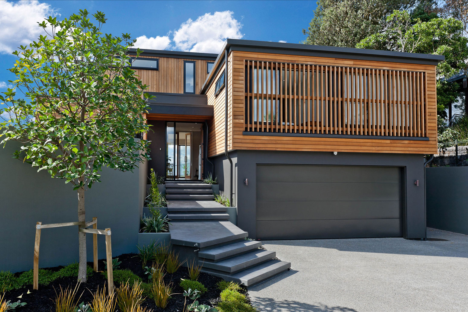 A Stunning and Elegant Modern Home with Views Over the Bay in Auckland by Creative Arch (6)