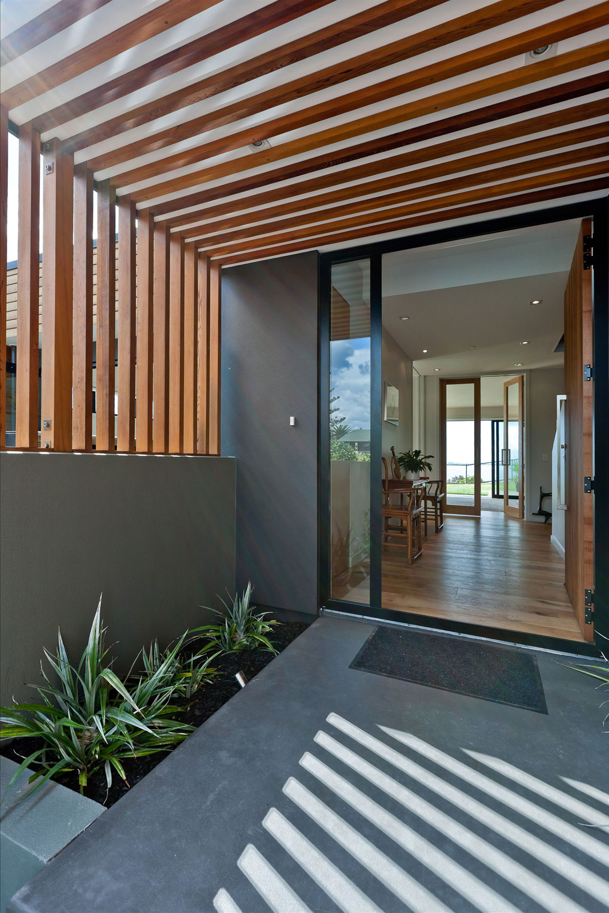 A Stunning and Elegant Modern Home with Views Over the Bay in Auckland by Creative Arch (7)