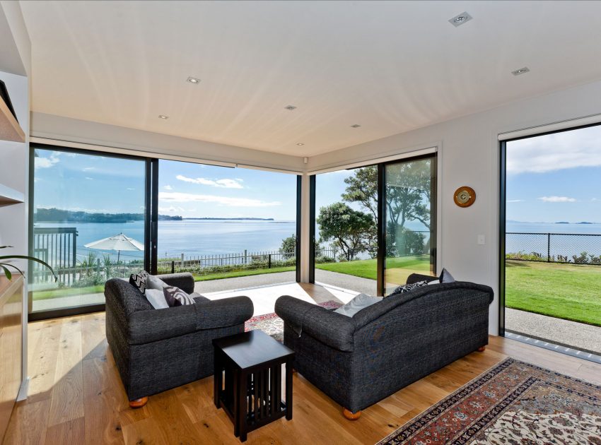 A Stunning and Elegant Modern Home with Views Over the Bay in Auckland by Creative Arch (8)