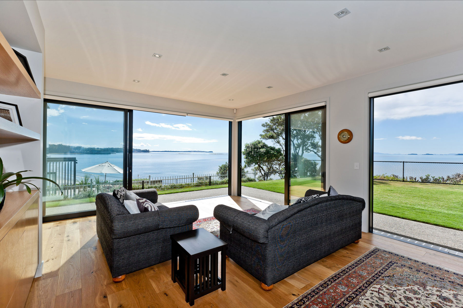 A Stunning and Elegant Modern Home with Views Over the Bay in Auckland by Creative Arch (8)