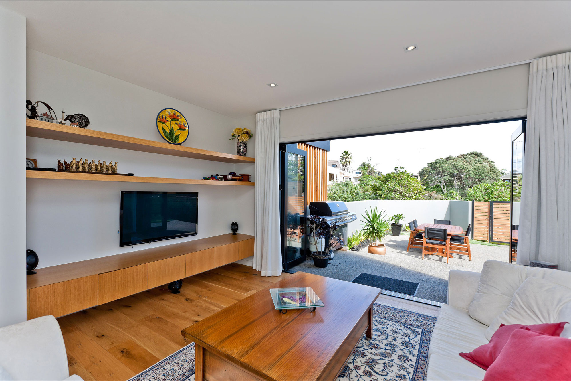 A Stunning and Elegant Modern Home with Views Over the Bay in Auckland by Creative Arch (9)