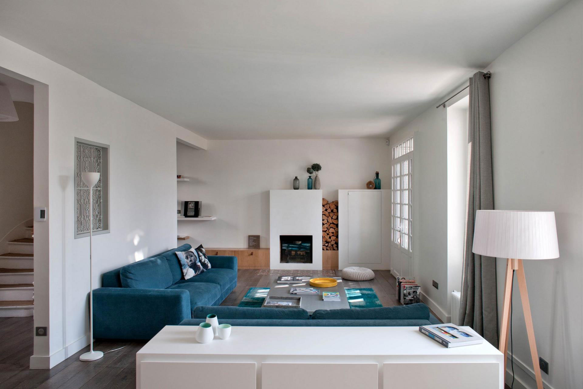 An Elegant House with a Picturesque Decor Done in White and Blue on Bois Colombes by Olivier Chabaud Architecte (1)