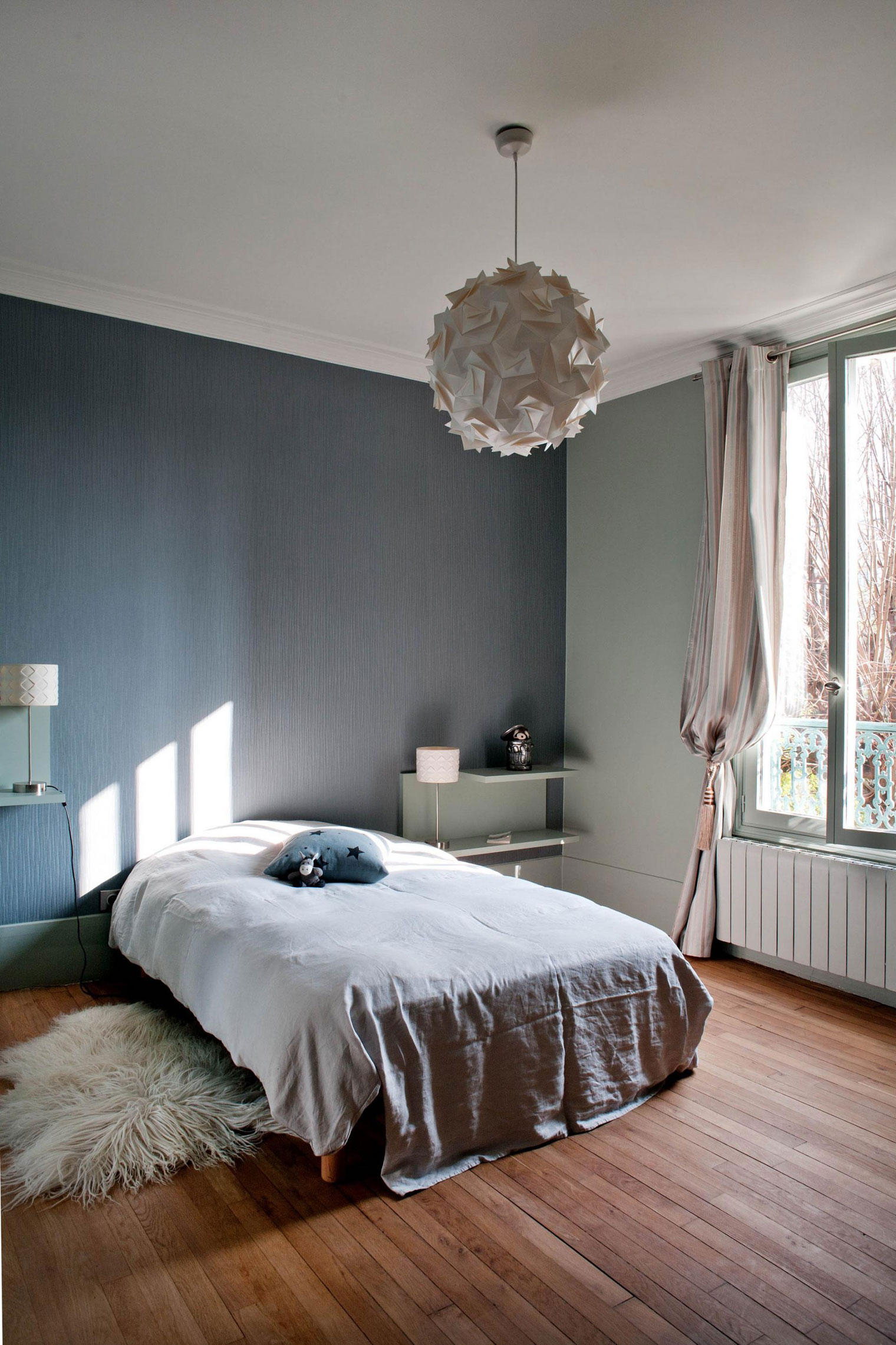 An Elegant House with a Picturesque Decor Done in White and Blue on Bois Colombes by Olivier Chabaud Architecte (10)