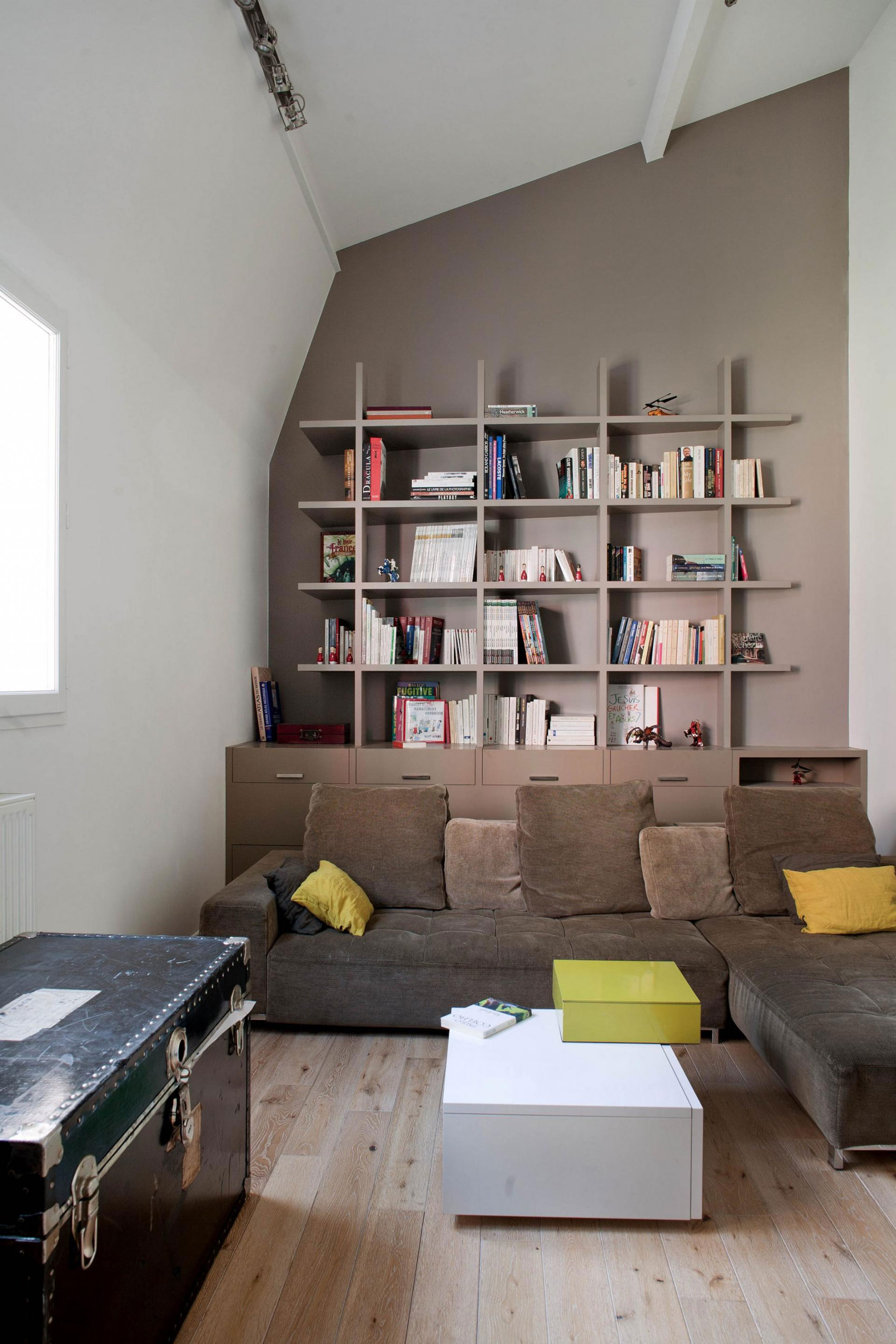 An Elegant House with a Picturesque Decor Done in White and Blue on Bois Colombes by Olivier Chabaud Architecte (4)