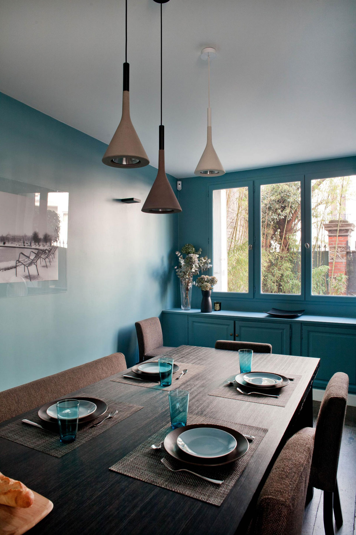 An Elegant House with a Picturesque Decor Done in White and Blue on Bois Colombes by Olivier Chabaud Architecte (7)