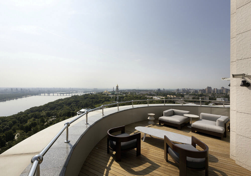 An Elegant and Luxurious Contemporary Apartment Brimming with Art in Kiev by Minotti London & Red Button Development (14)