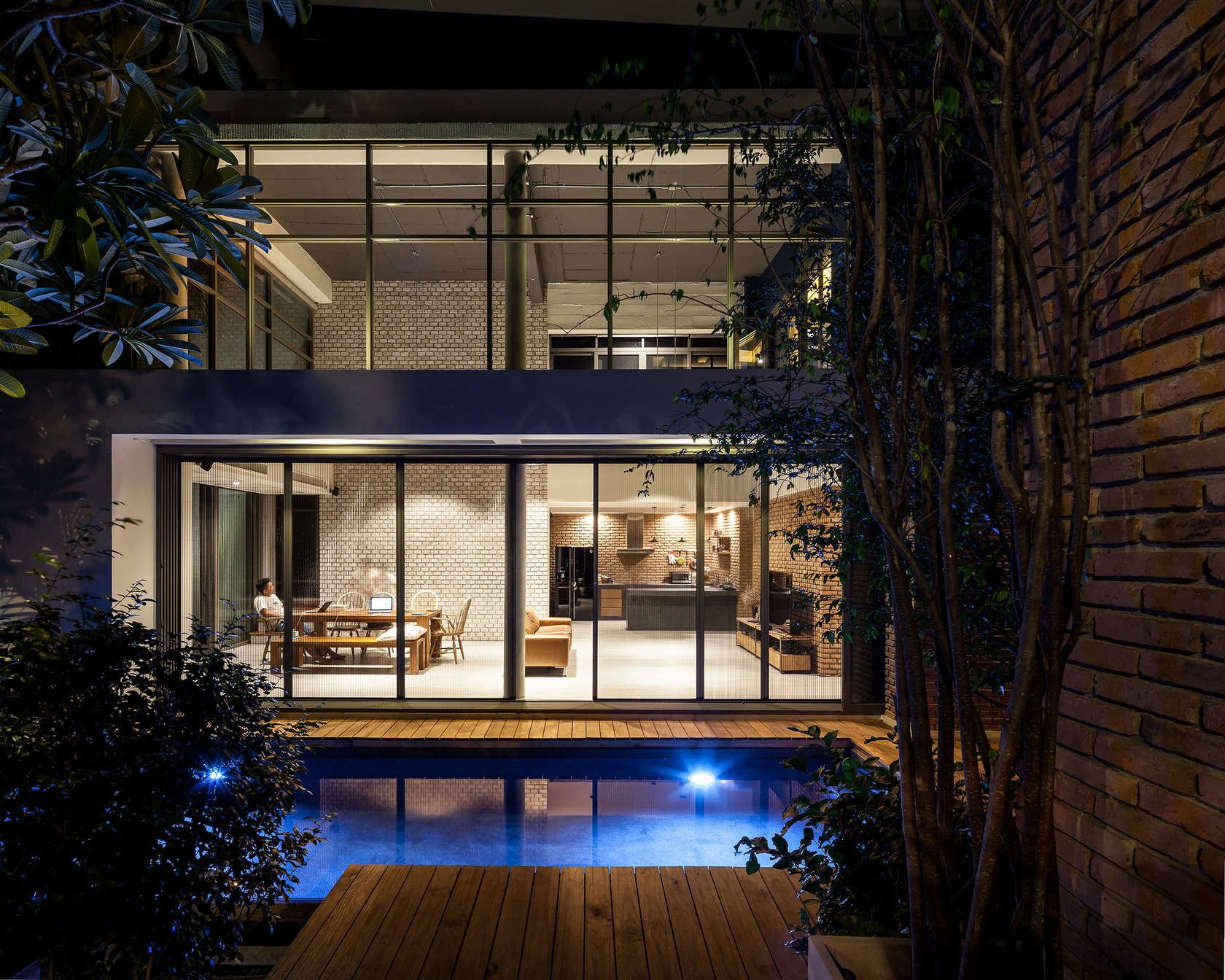A Striking Modern Industrial House with Sophisticated Accents in Bangkok, Thailand by Alkhemist Architects (16)