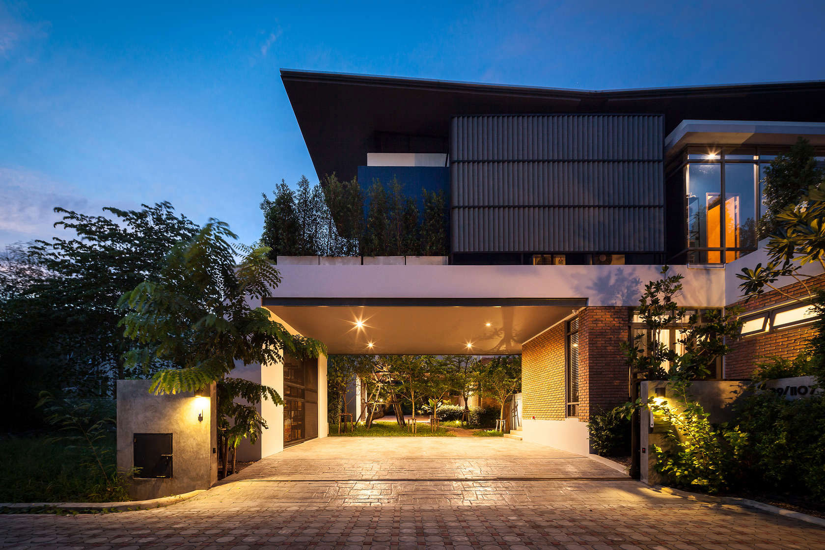 A Striking Modern Industrial House with Sophisticated Accents in Bangkok, Thailand by Alkhemist Architects (17)