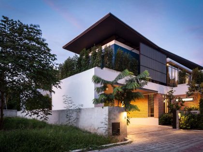 A Striking Modern Industrial House with Sophisticated Accents in Bangkok, Thailand by Alkhemist Architects (18)