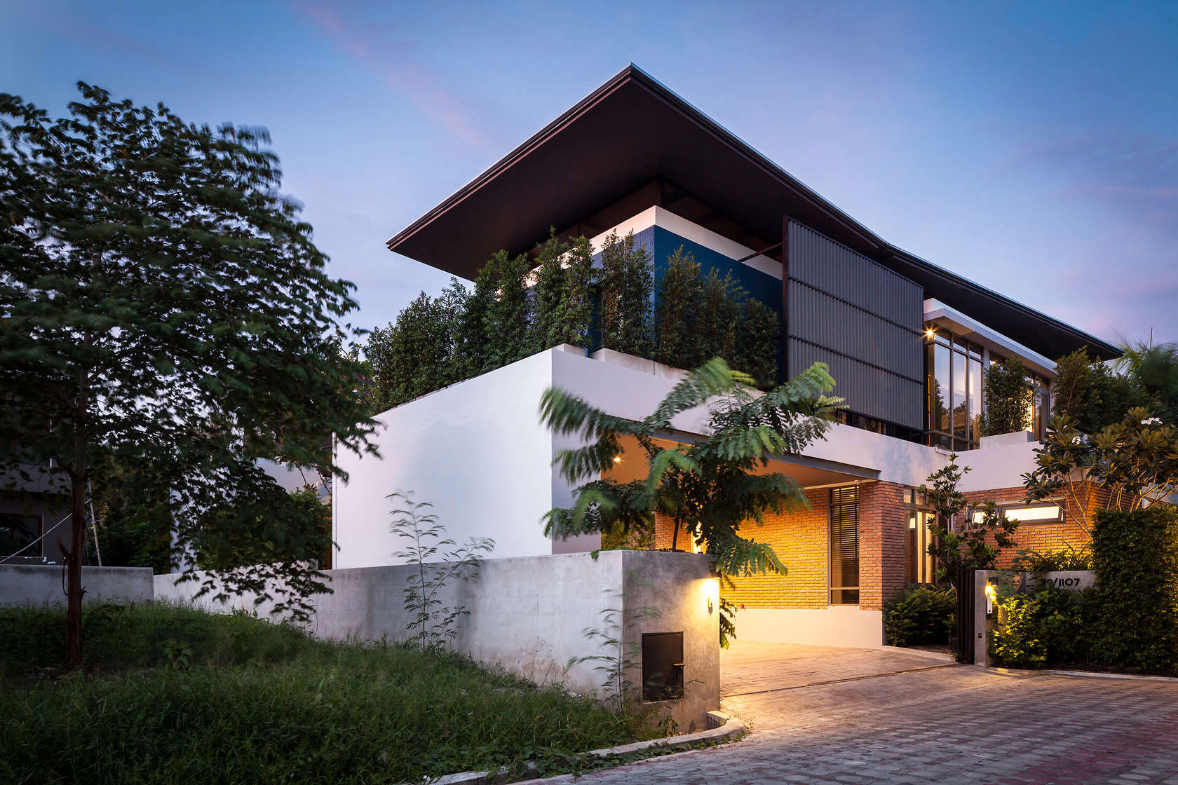 A Striking Modern Industrial House with Sophisticated Accents in Bangkok, Thailand by Alkhemist Architects (18)