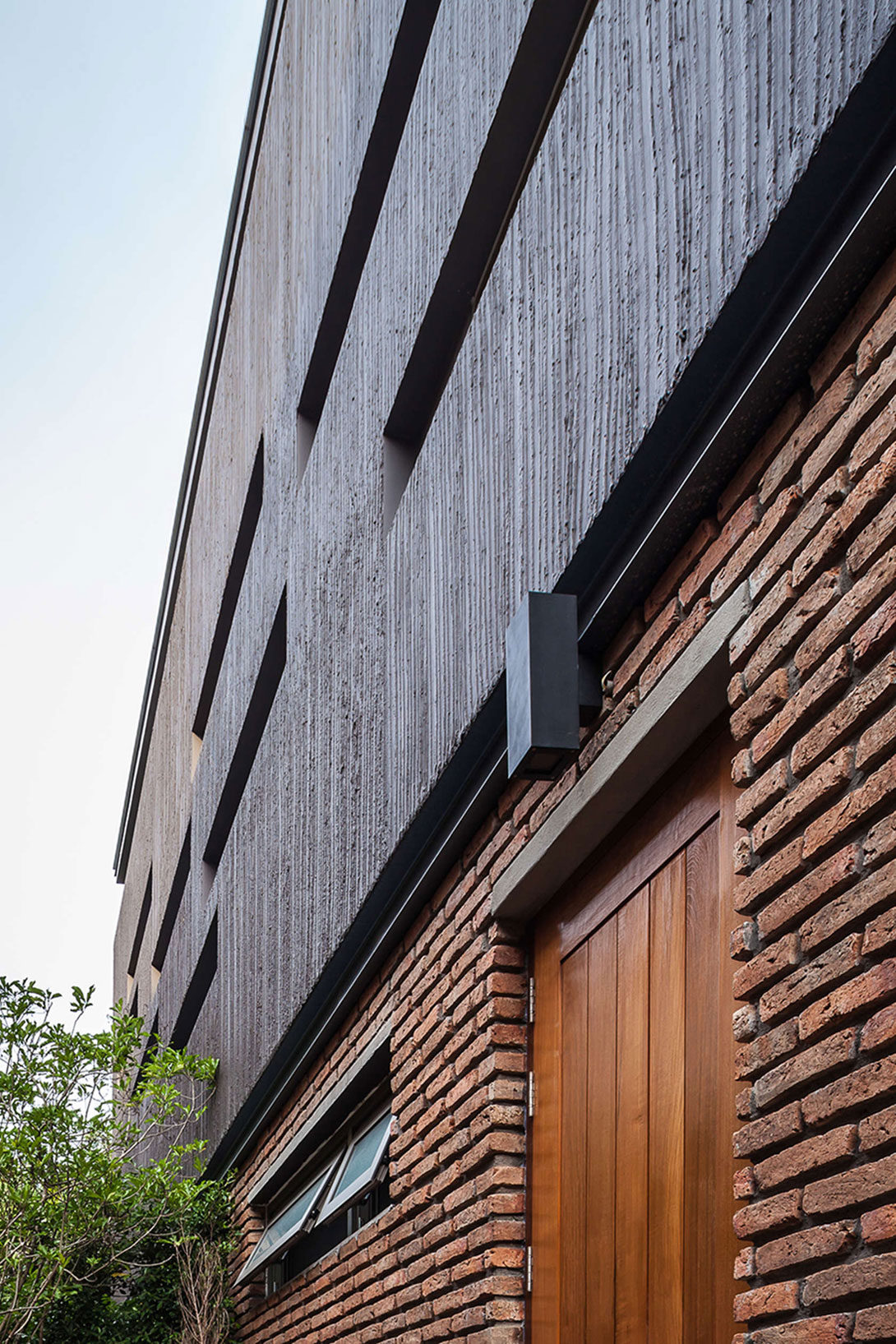 A Striking Modern Industrial House with Sophisticated Accents in Bangkok, Thailand by Alkhemist Architects (7)