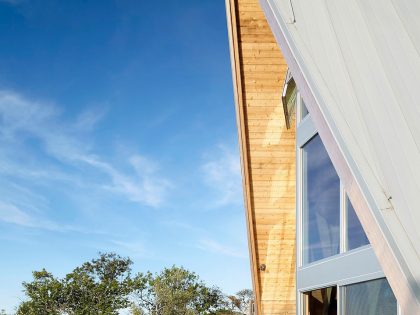 A 1960s Beach Home Turned into Spectacular Modern House on Fire Island by Bromley Caldari Architects (1)