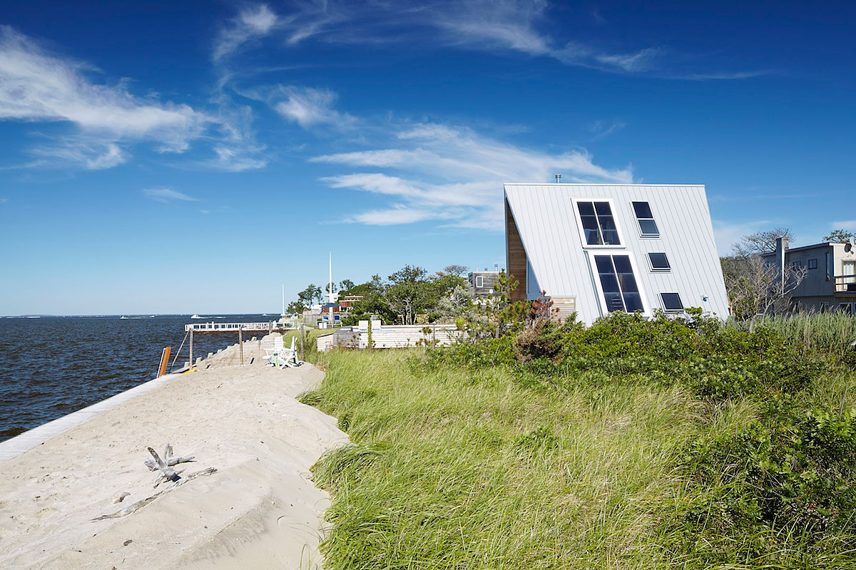 A 1960s Beach Home Turned into Spectacular Modern House on Fire Island by Bromley Caldari Architects (5)